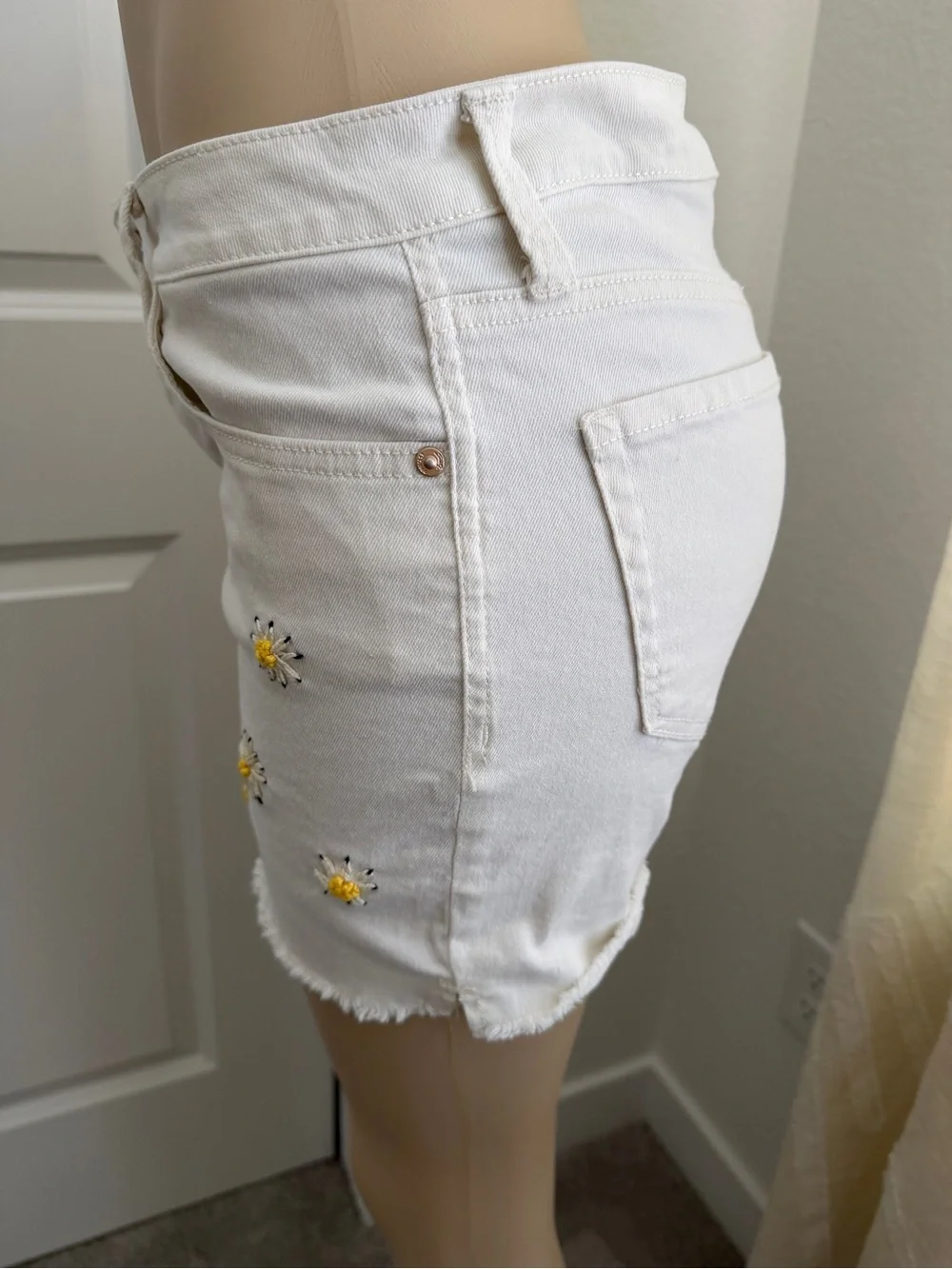 Boho Chic Seven7 Daisy Embroidered White Stretch Denim Shorts